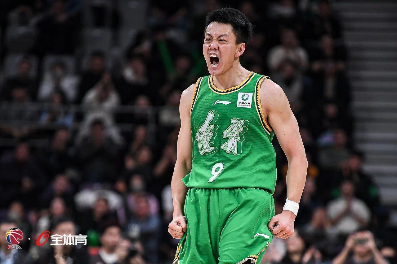 冷知识，姜宇星从没有入选过国家集训队，即便巅峰场均17.8分5.8篮板，57.6