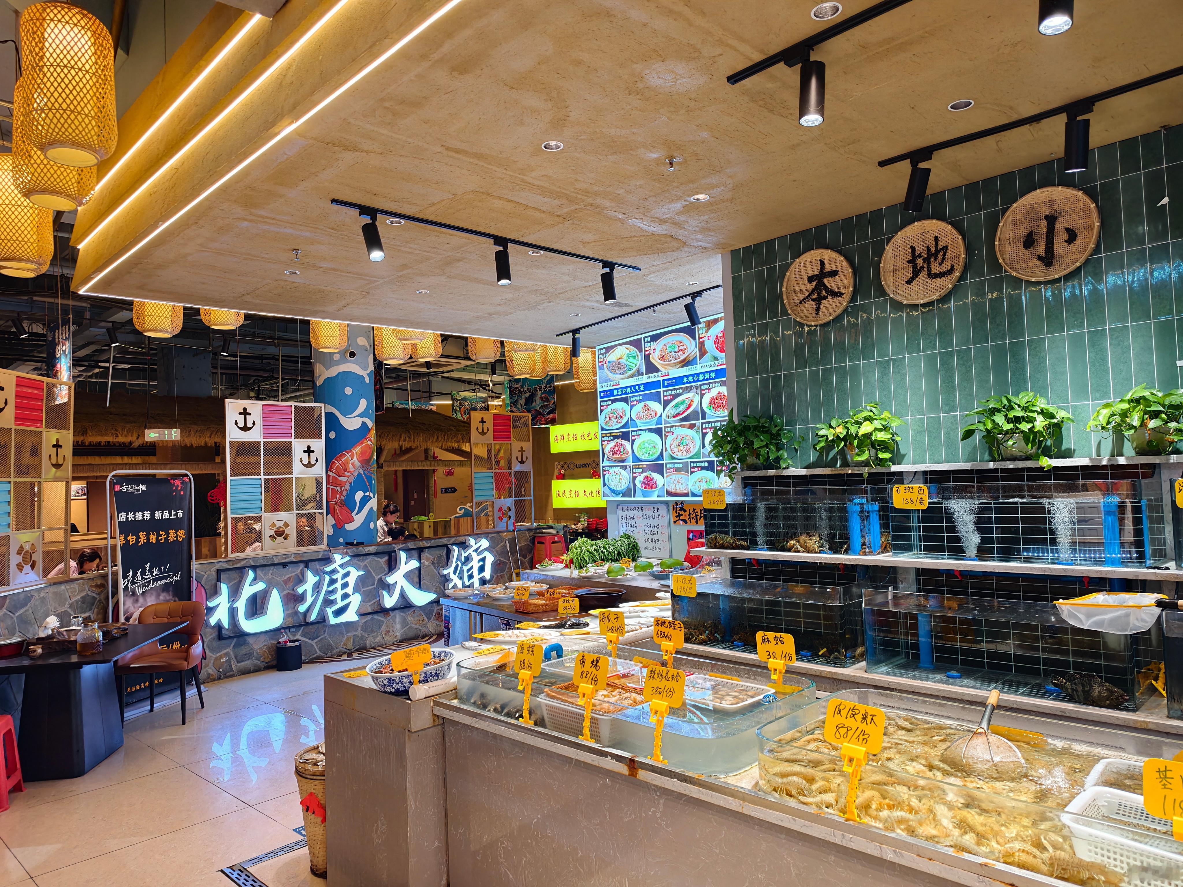 我老婆的大姨又来天津了，过两天要和我一起去大兴安岭玩，今晚请她出去吃饭，我们五个人都没吃完，最后还打
