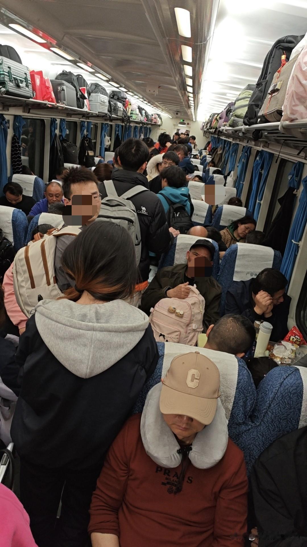 每年初六都是回东莞的最高峰期，看看今天的绿皮车厢里，全部都是人，过道里面除了站着