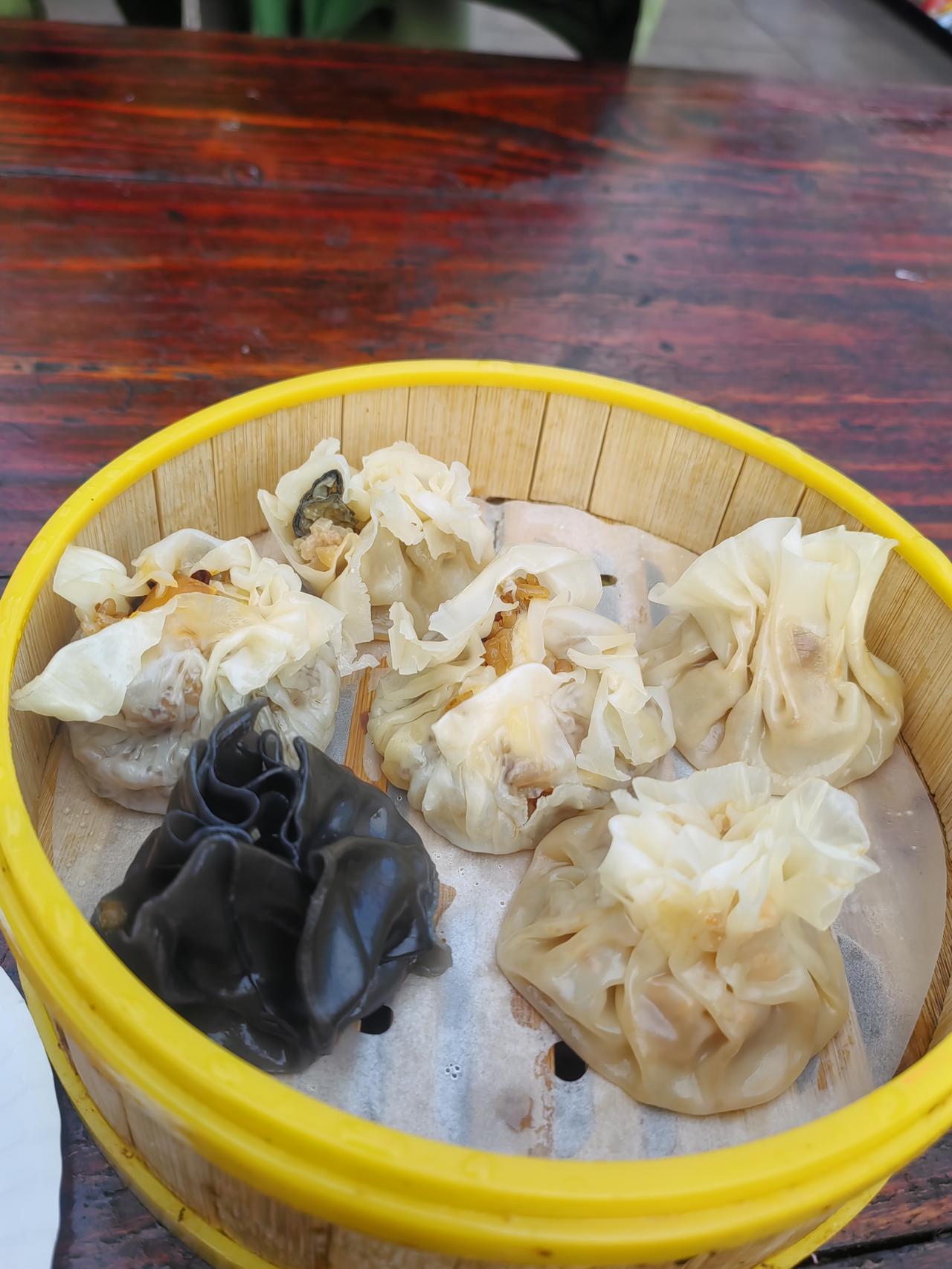 [捂脸哭][捂脸哭][捂脸哭]第一次感到尴尬。我点了一份烧麦，六个，又买了一