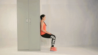 每天靠墙蹲一蹲,血压悄悄降下来!最近有研究发现,一种“不跑不跳”的运动——等