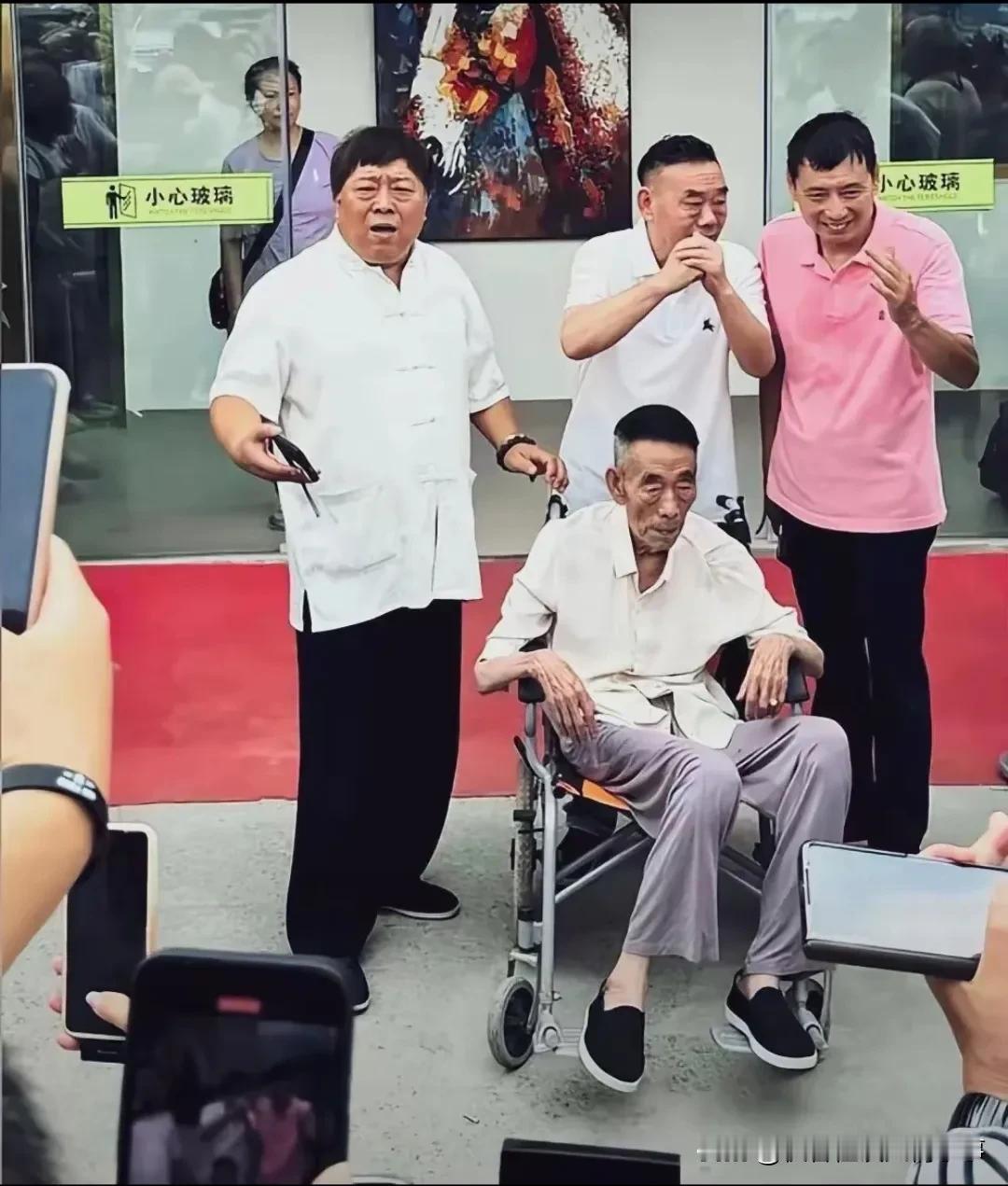 杨少华老爷子可真是个劳模啊！都94岁的高龄了，还冒着30多度的高温，上午被推着去
