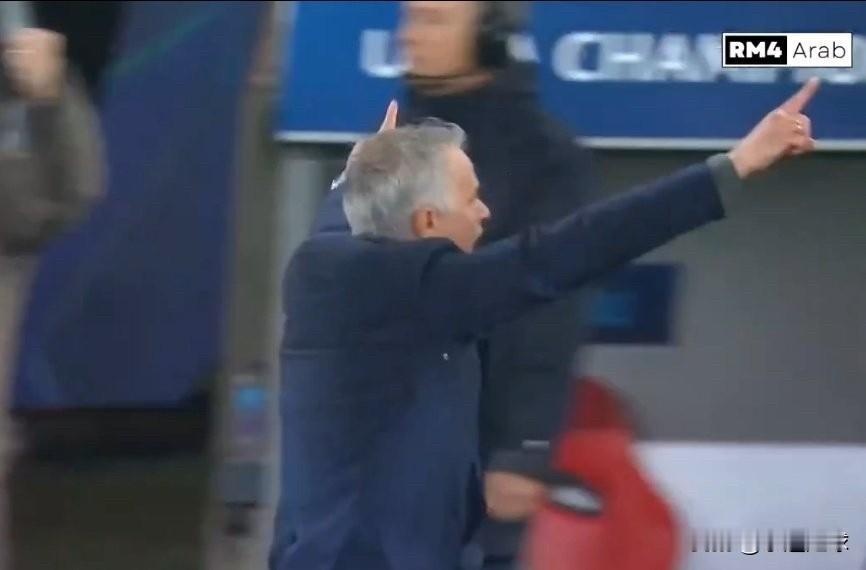 欧冠第四轮时本菲卡小组垫底，0分。记者：你仍相信吗？穆里尼奥：「我仍然相