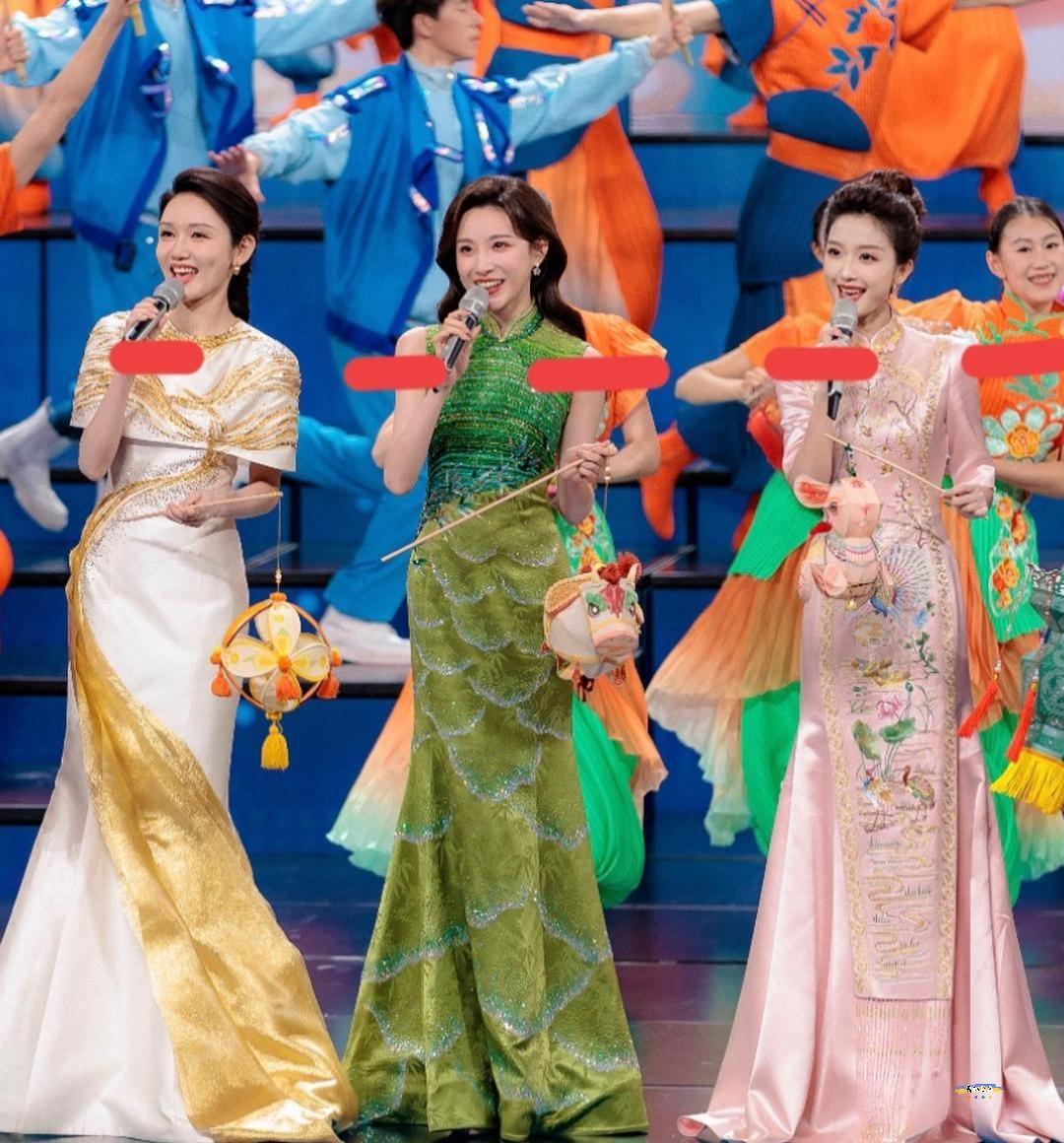 多看了几眼，突然发现，刘心悦哪都好，就是有一个问题，她太“小”了，不仅是脸嫩