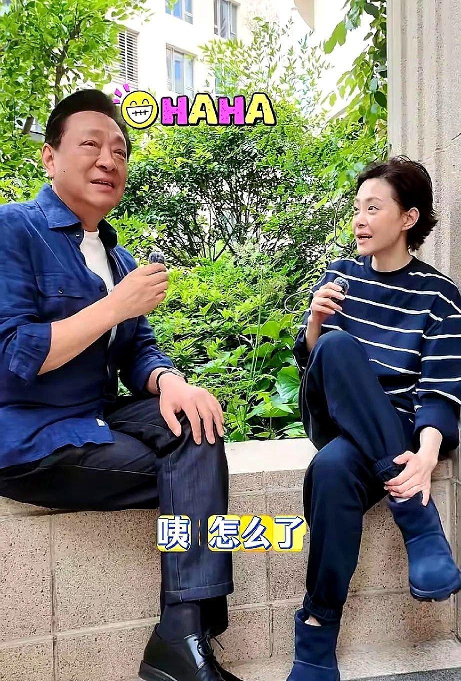 毛猛达和女儿同框没有年代感，女儿六月天穿雪地靴很奇怪。毛猛达自从和女儿搭档以后