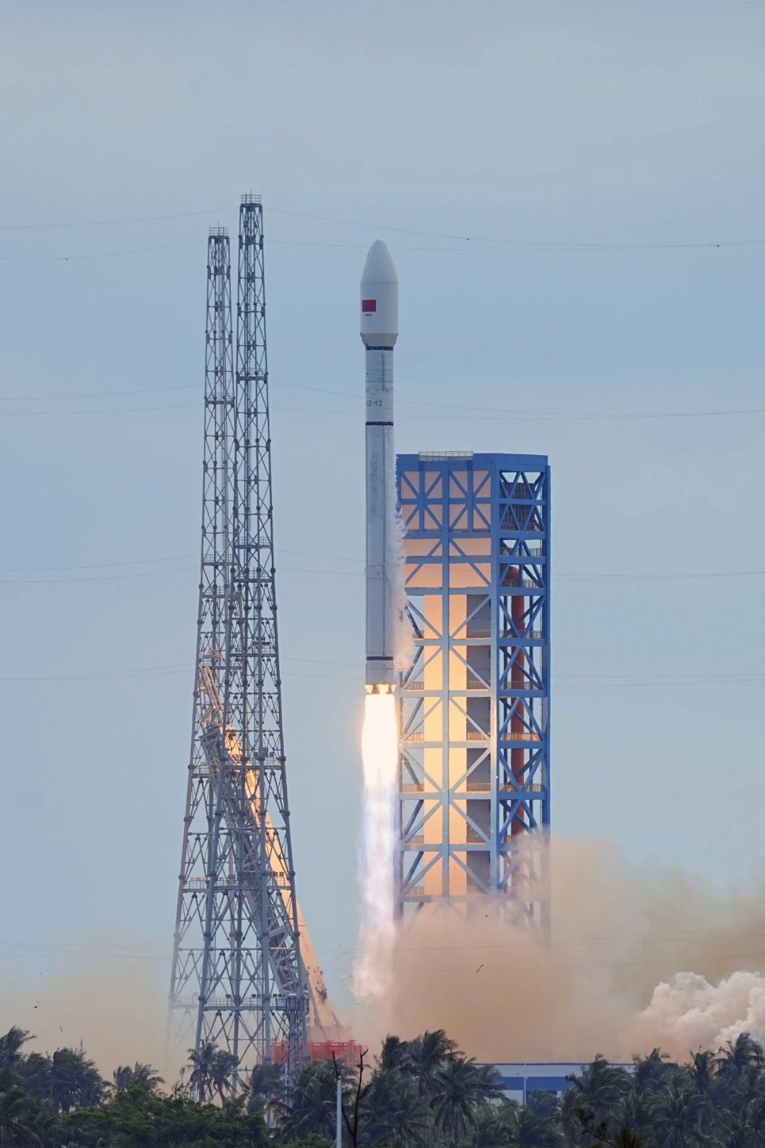今天发射的是长征十二号，图2才是可回收重复使用火箭“长征十二号甲”。