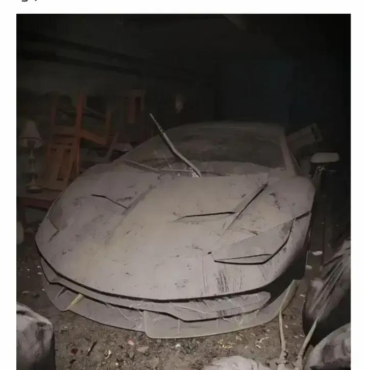 小伙举着花刚说完喜欢，女生抬手指向角落那辆蒙灰旧车，说把它修好就当他第一任女朋友