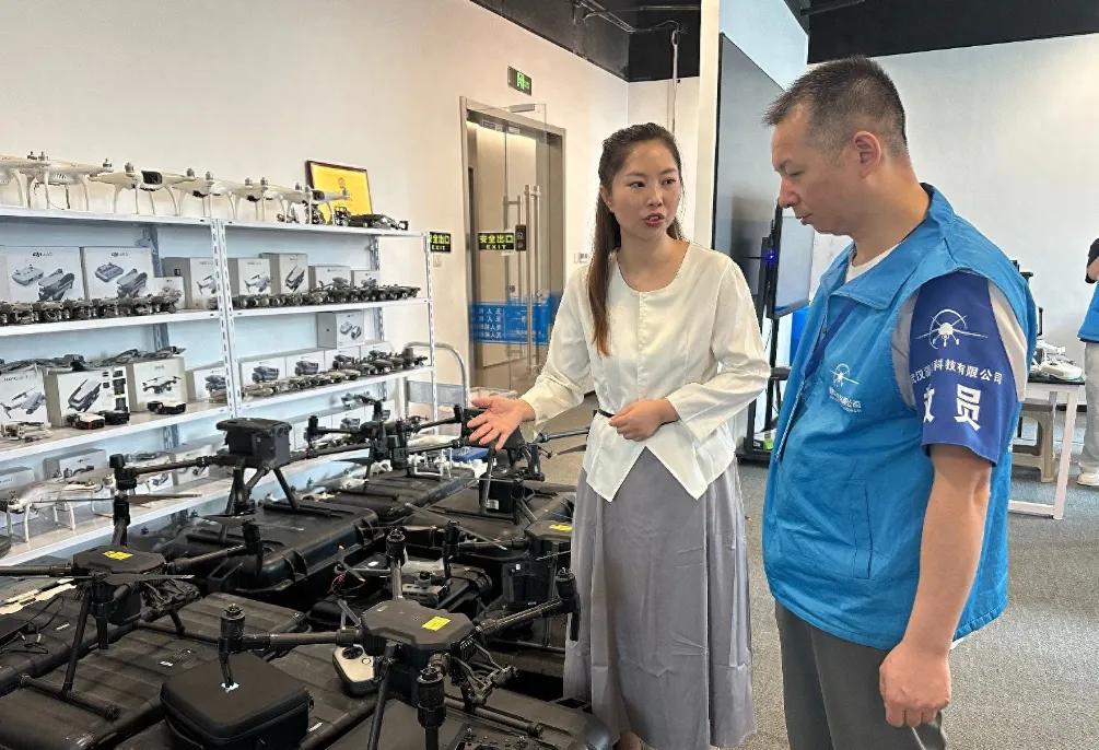当下低空经济发展火热，很多人寻找小众创业路子，今天分享武汉一位90后女生的创业故