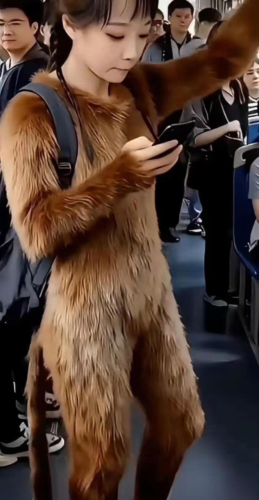 坐地铁时，我看见一位大姐的穿搭，那风格真是够“特别”的！虽说现在都讲穿衣自由，可