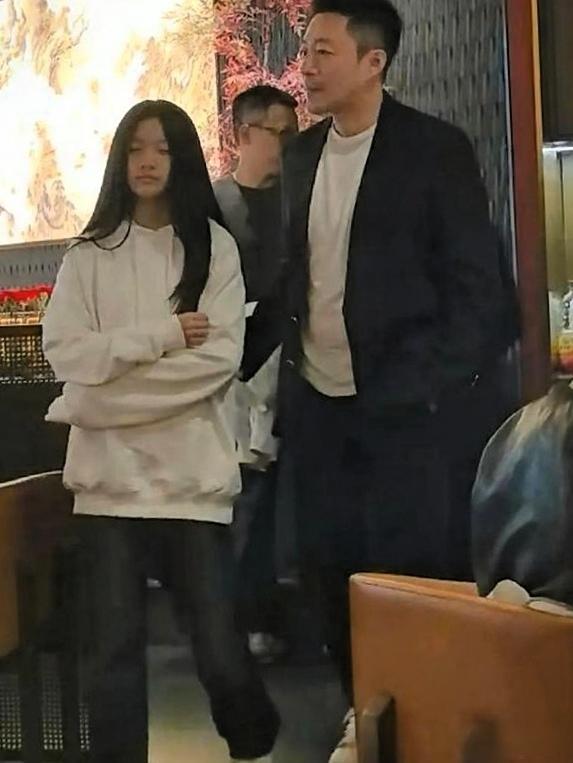 基因太强大！汪小菲女儿正脸首曝光，单眼皮高鼻梁如复制粘贴2月2日，网友偶遇汪