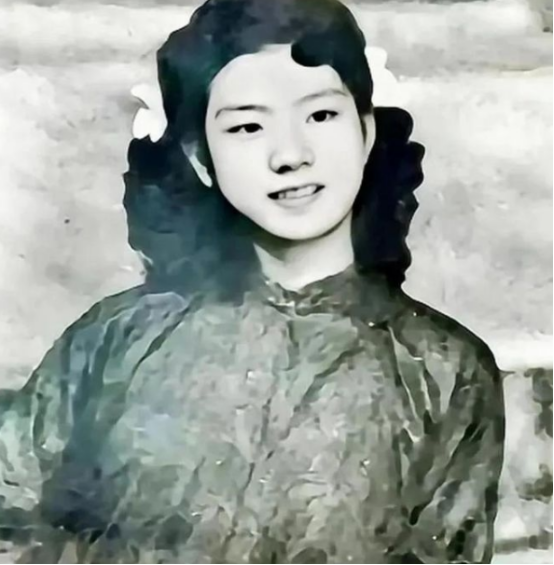 1949年，军统特务毛森抓到了一个交际花小姐，在审讯期间，毛森扒下她的衣服，露出