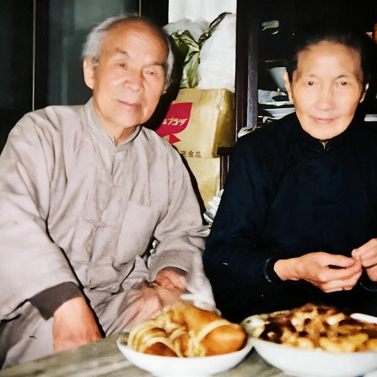 这个老头就是张爱玲的前夫胡兰成，此时的他坐在客厅，正在和爱人吃饭、聊天，当然他身