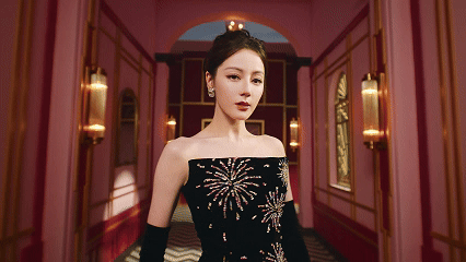 迪丽热巴反差感红毯上的她妆容精致、服饰华丽，气质高冷优雅，如行走的画报，是众人眼