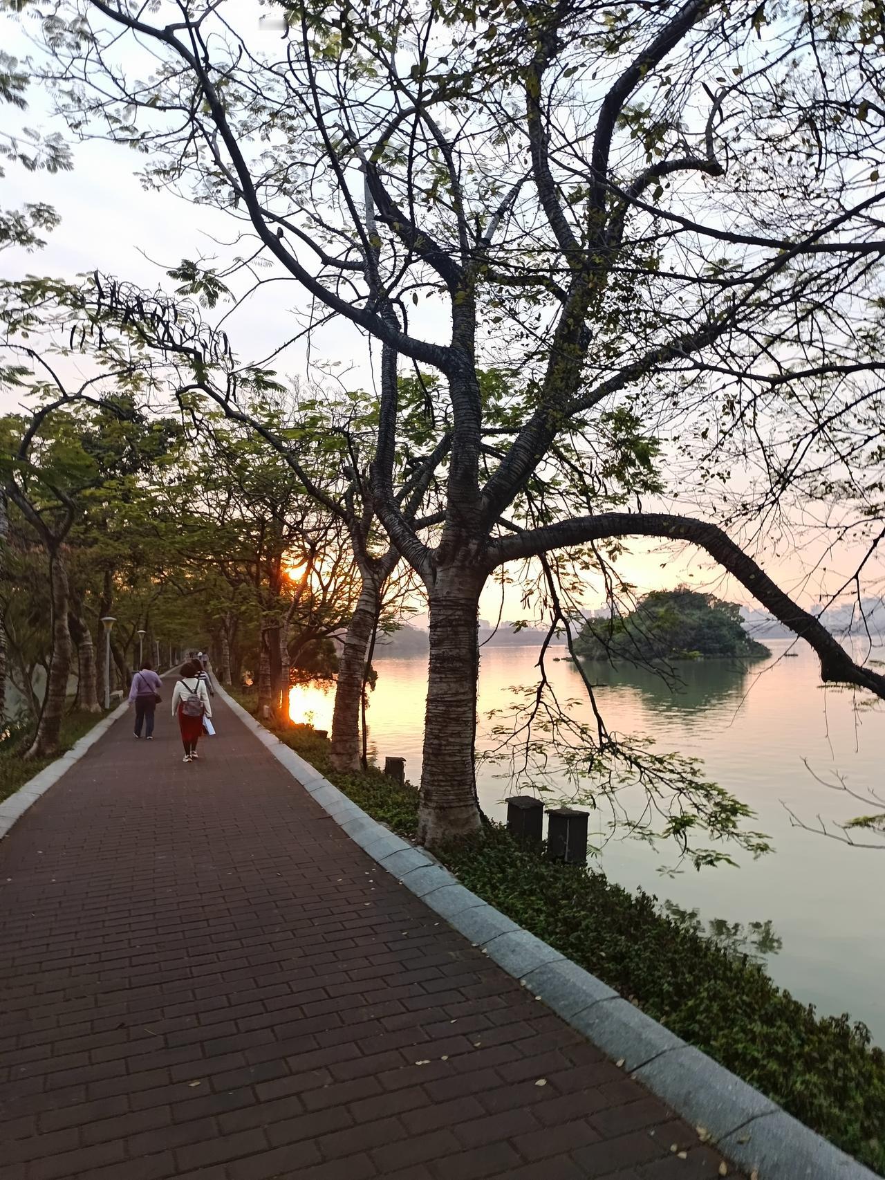 你发现了吗？肇庆虽然颜值比不上那些大第一线城市，但她的风景真的跟一般的不一样！