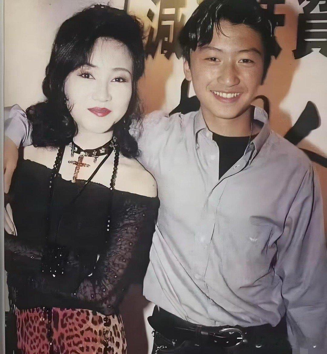 谢霆锋小时候和妈妈的合照也太有爱了，稚嫩脸庞满是童真，和妈妈同框画面超温馨～