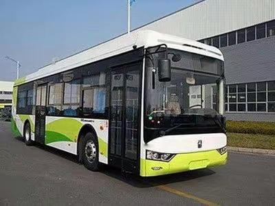 上海。八旬老人坐公交车，没买车票就闭眼休息，售票员发现老人异常拨打120、11