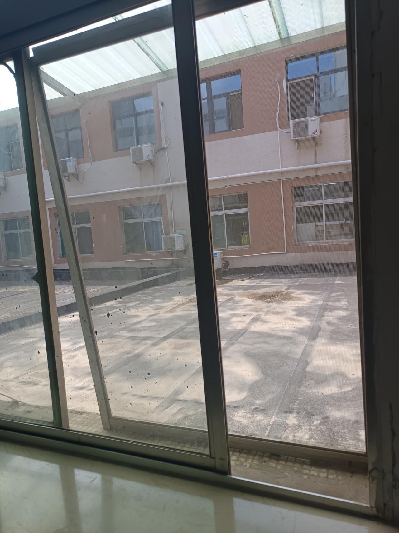 西安市儿童医院东院区，窗户纱窗坏了，每次都给患者惊喜，蚊子把腿叮了大包，苍蝇蚊子