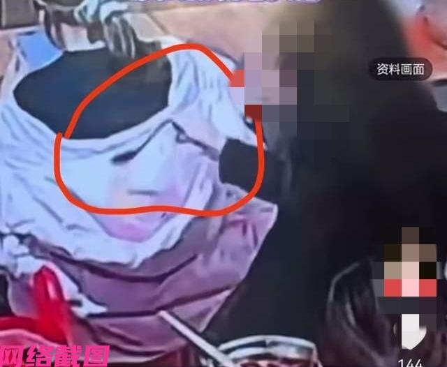 河北有女子在一家餐馆吃螺蛳粉后回到家，这不脱了自己的羽绒服，发现自己羽绒服后帽里