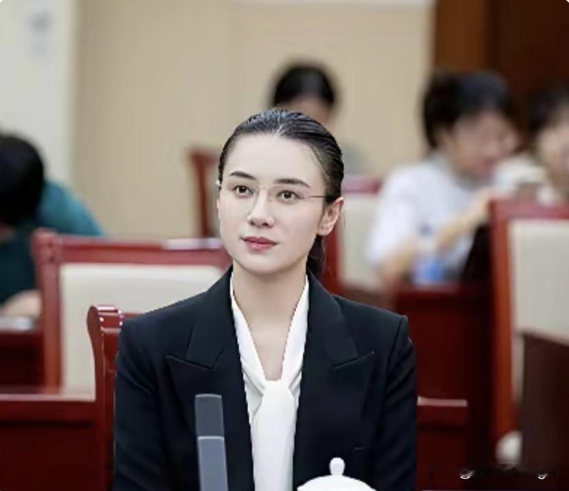 宋佳和关晓彤同穿西服，但效果却完全不同。宋佳的这套，就是标准的“体制内打板”