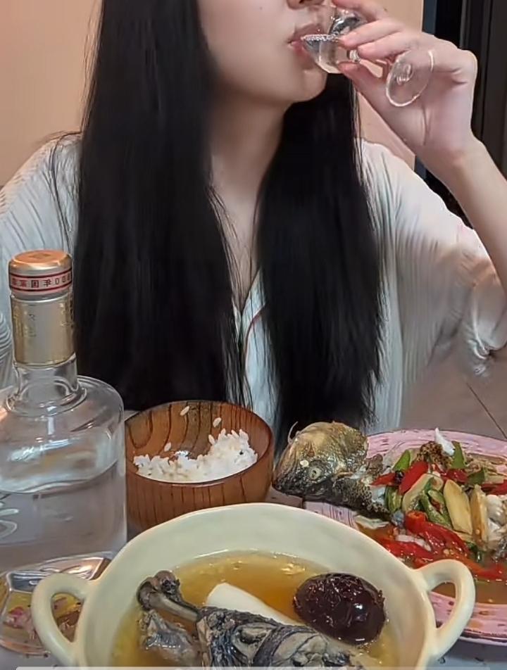 一女子酷爱喝二锅头，每天晚上下班自己都弄几个小菜独酌，此人说晚上不喝点总觉得心里