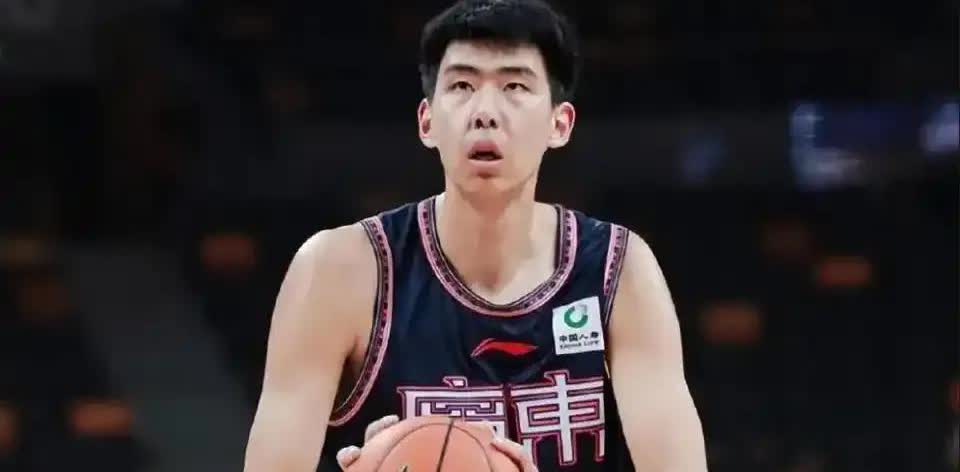 张明驰和徐昕是同时升一队的，当时广东球迷都认为广东锋线有救了，谁知道两个变成了“