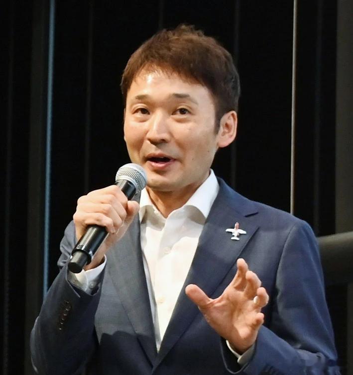 与新车首发大会同时进行的，还有本田的人事变动：——本田技研所常务执行役员四竈真
