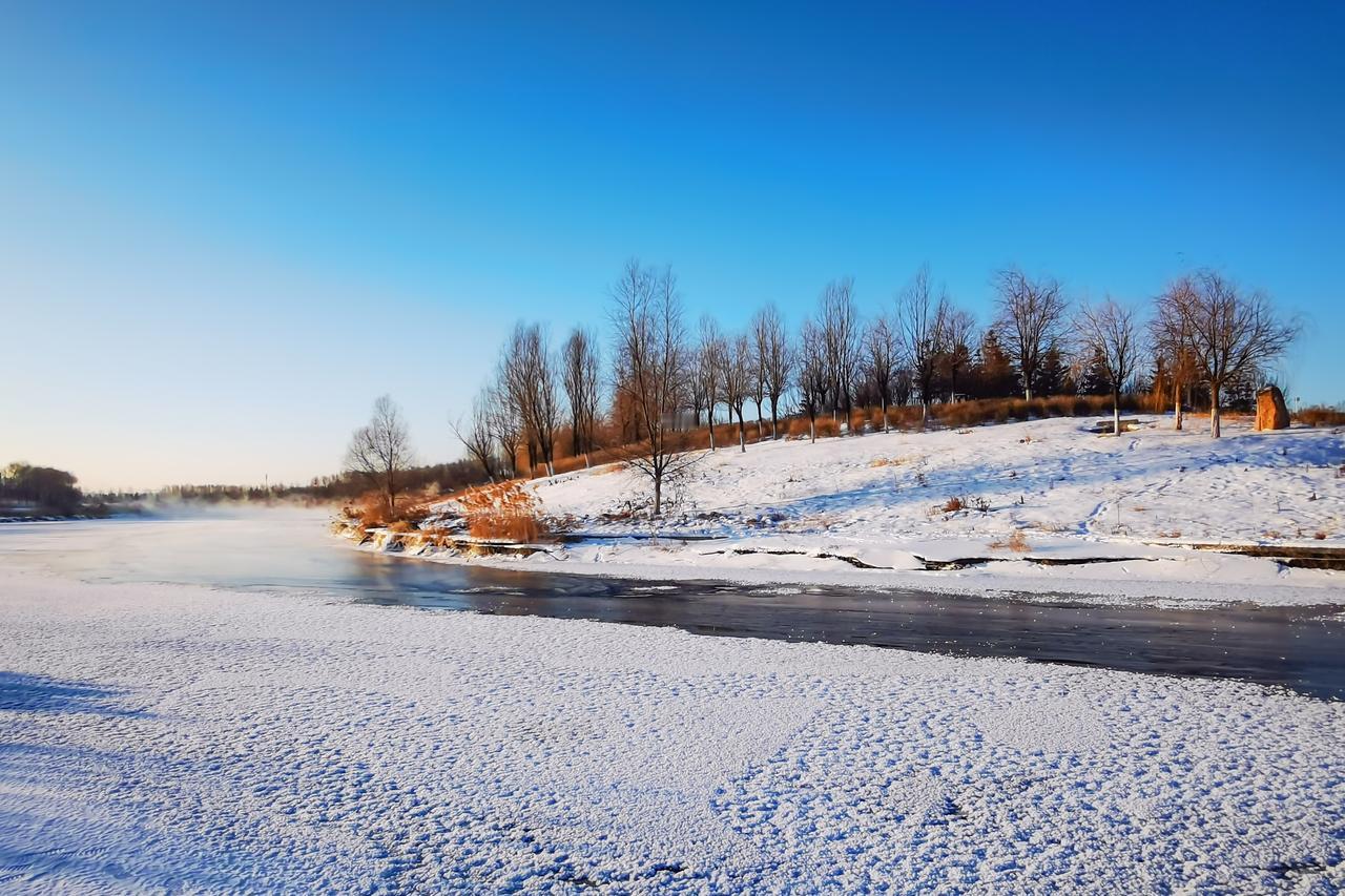 《寒波暖雾》数九清晨，一层暖雾笼罩着伊通河。远远望去，淡乳色的烟岚自河面升