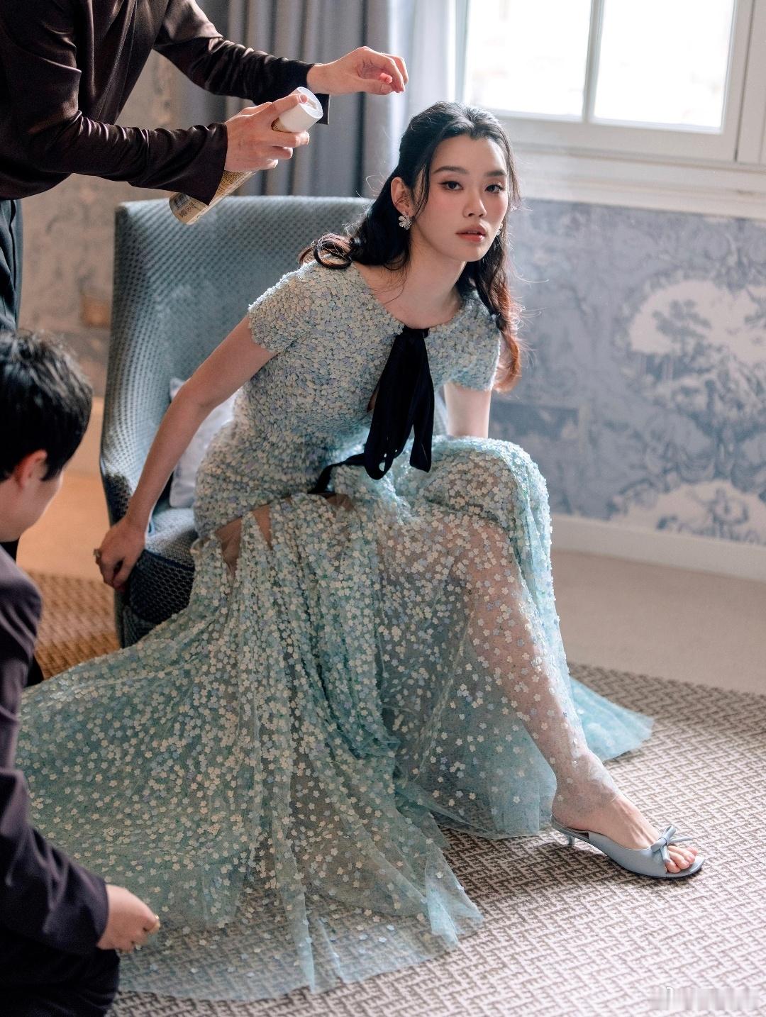奚梦瑶晚宴古董高定裙妈呀！奚梦瑶晚宴这身香奈儿古董高定裙绝了！满身珍珠贵气逼人，