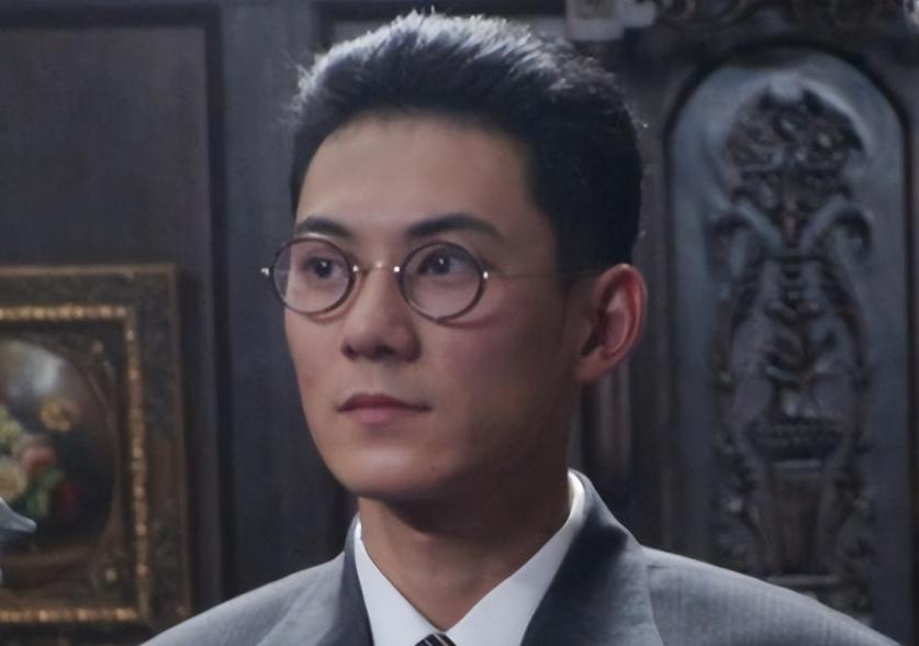 1931年，特务头子徐恩曾发现机要秘书钱壮飞潜逃，气急败坏地抓来钱的女儿女婿准