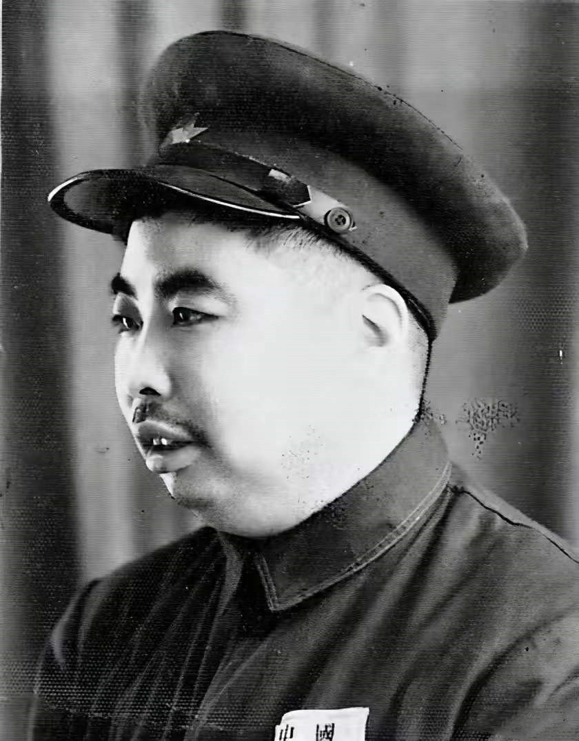吴法宪担任空军政委期间，对司令员刘亚楼非常尊敬，经常给刘亚楼拎包，一切听从刘亚楼