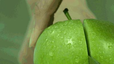 路过水果摊时，那股熟悉的果香一飘进鼻子，记忆就像开了闸；还记得那种酸得人五官挪位