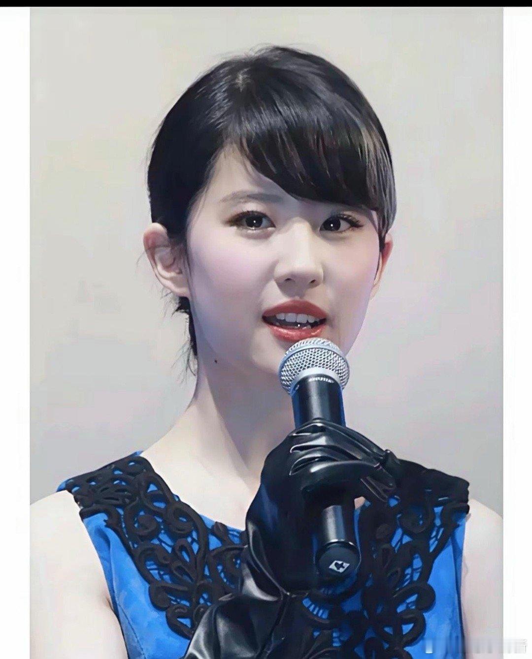 果然谁有刘海谁土，连刘亦菲这样的小仙女都驾驭不了刘海，刘海一秒气质全无。​​​