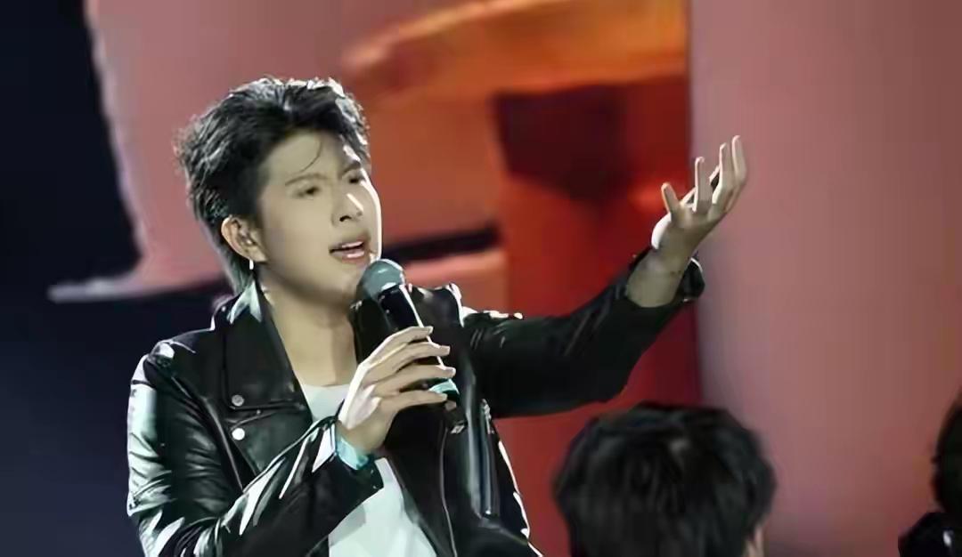 万梓良或许从未预想过，年仅22岁的儿子竟如此出彩！在音乐比赛的舞台上，儿子凭借出