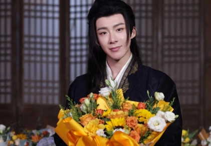 刘宇宁当年和前妻韩女士在吉林桦甸领证的时候，他还是个在街边卖烤苞米、酒吧驻唱的穷