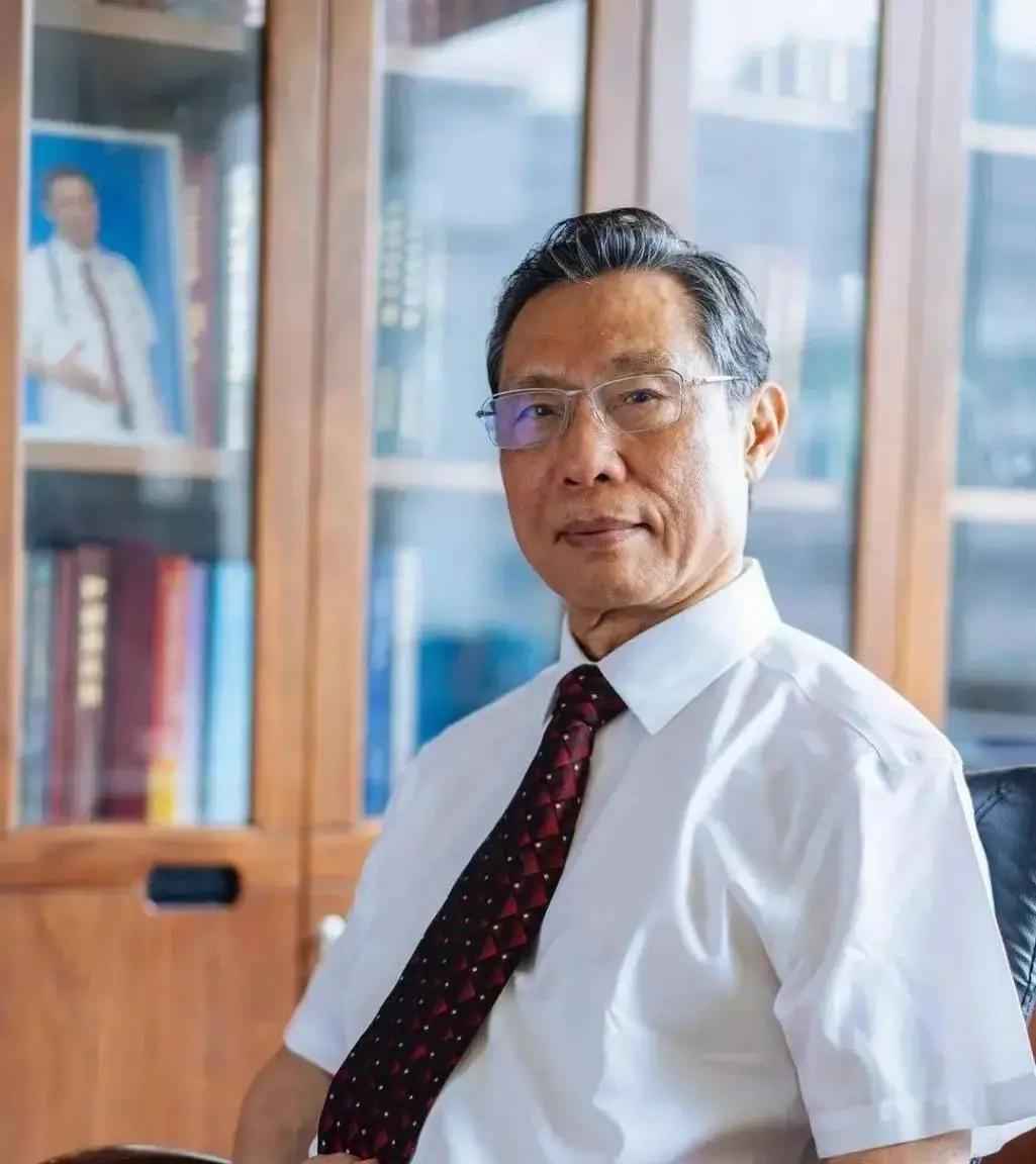 钟南山院士说：长寿的人有三个标志： 一位八十三岁的老人，每天清晨出门走四十分