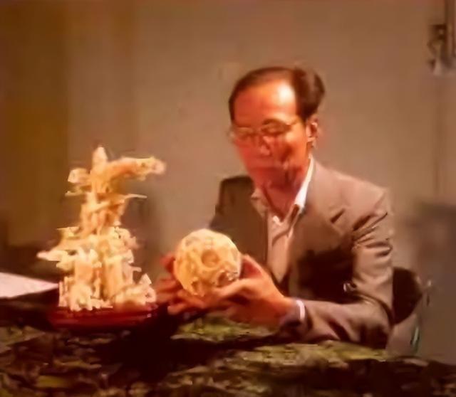 1915年在巴拿马万国博览会上，日本制造的鬼工球比中国的鬼工球多出一层，眼看，日