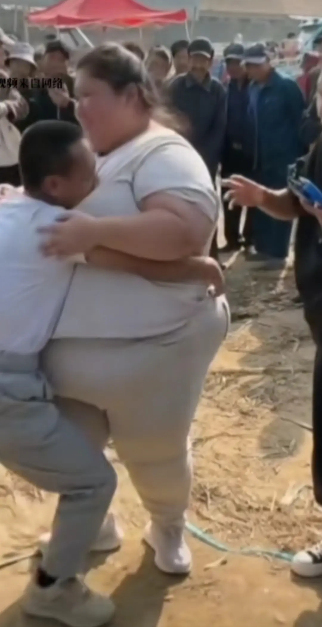 我想知道，有多少男生能抱动她？
