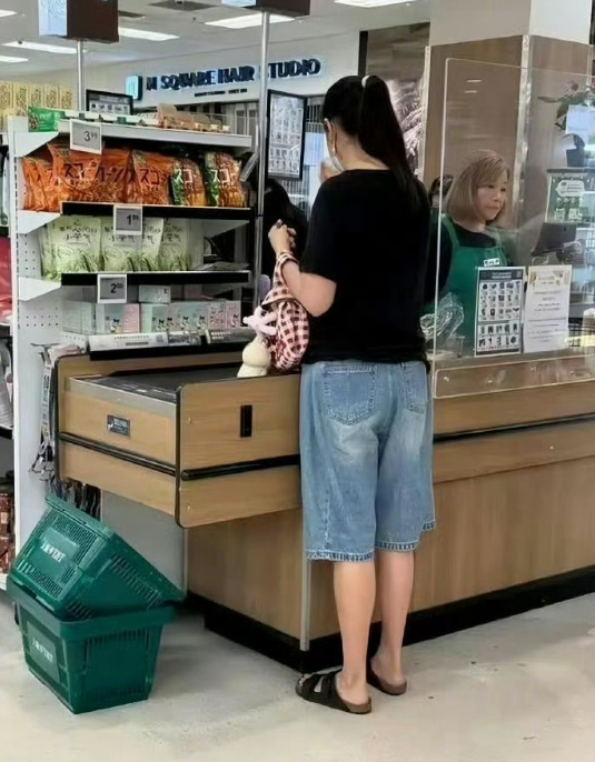 温哥华超市偶遇王祖贤她为什么每次出门都要戴着口罩？很多淡出娱乐圈的女明星，都