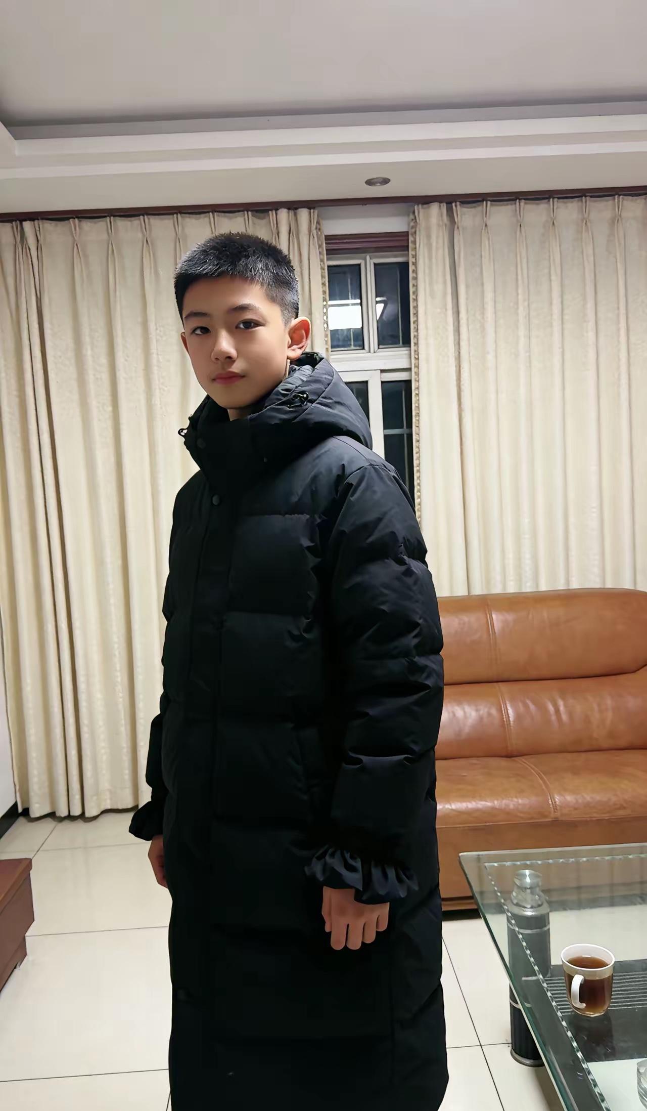 老婆今天拿着一个快递包裹回了家。进门就给我说:“给你买的羽绒服，试一下看看合不合