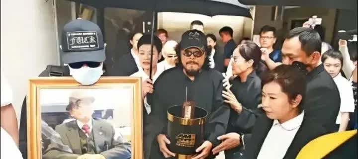 2017年，费玉清的父亲张舞曦去世，葬礼上，哥哥张菲抱着父亲的遗像，场面十分感人