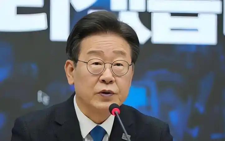 日本刚不许别国访华，22国敲定行程，特朗普也蠢蠢欲动，要定日期。中国阅兵越是隆重