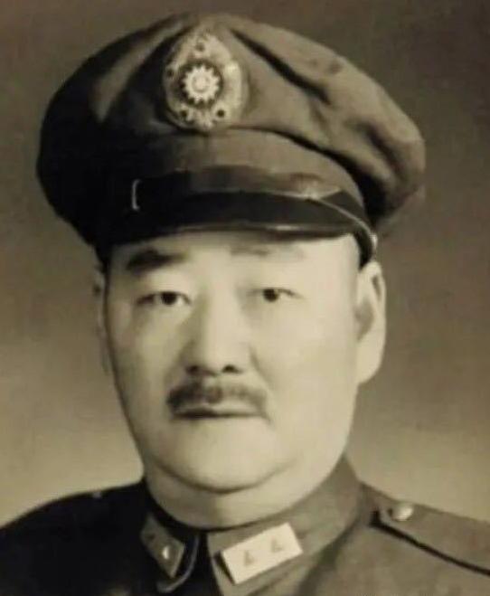 1949年，国民党上将刘峙带着三姨太逃到香港，他箱子里装着金条和美钞，在香港买洋