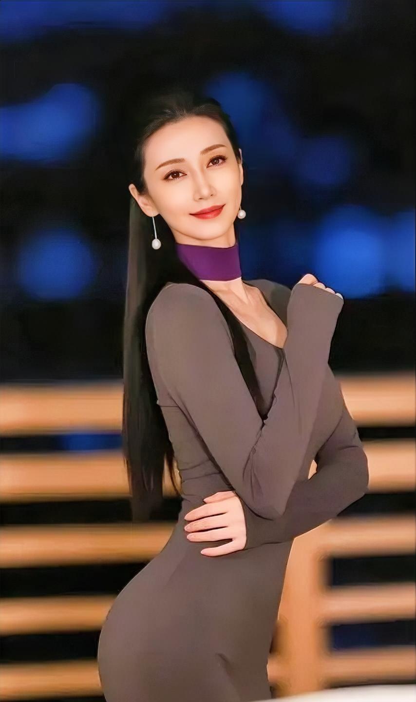 夜色一深，蓝便晕成了梦。紫领轻绕，珍珠微晃。长发利落，笑意清朗。回身