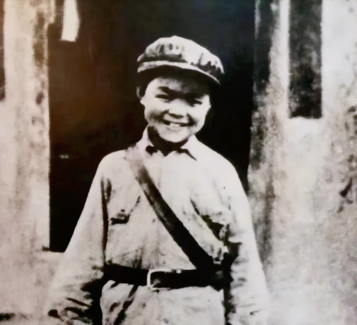 1936年，延安某单位门口，一个十岁小孩自称走过长征要求进单位送信，但哨兵坚持不