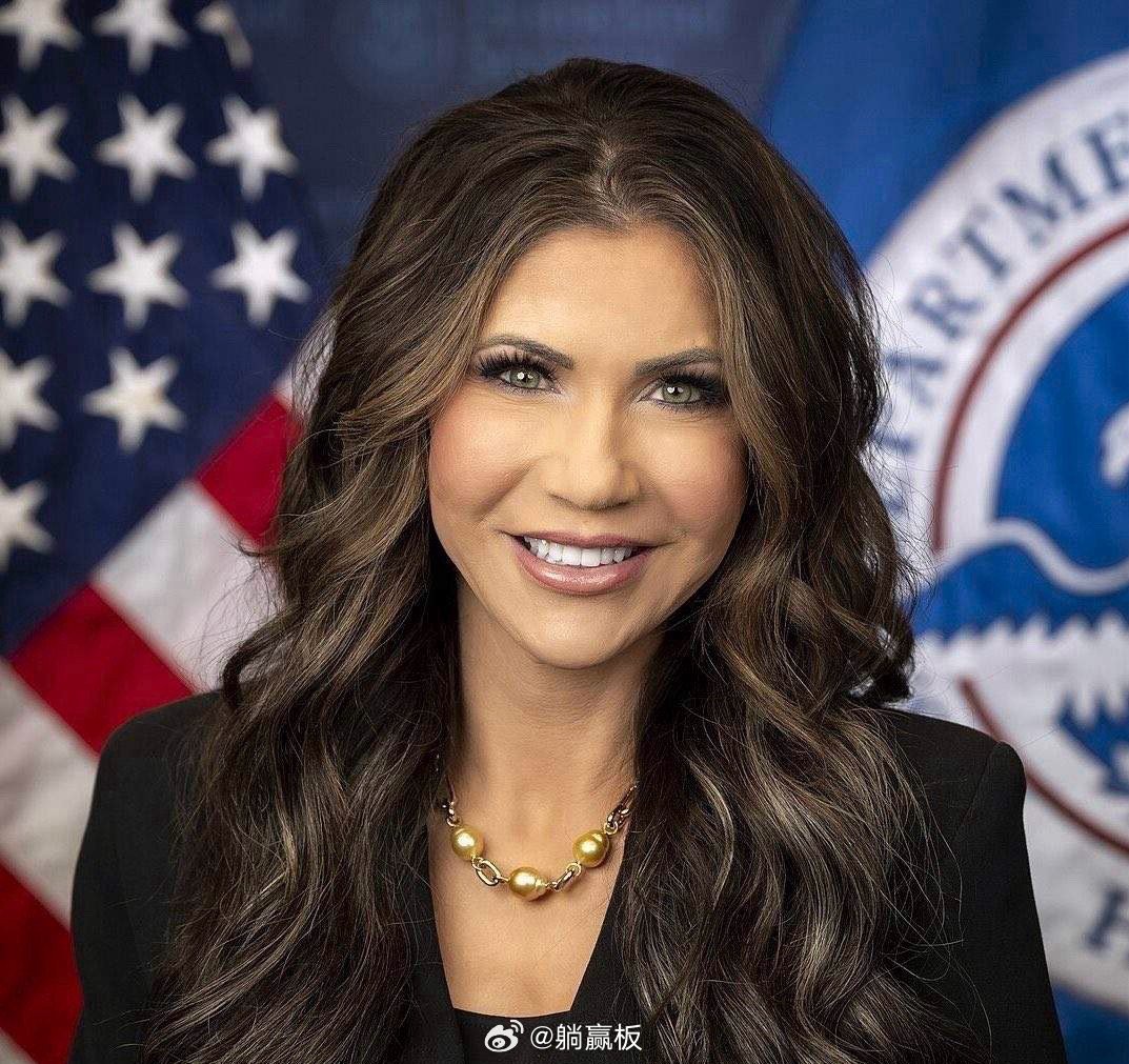 刚刚被特朗普解职的美国国土安全部部长克里斯蒂·诺姆今天发文说：“感谢总统特朗普任