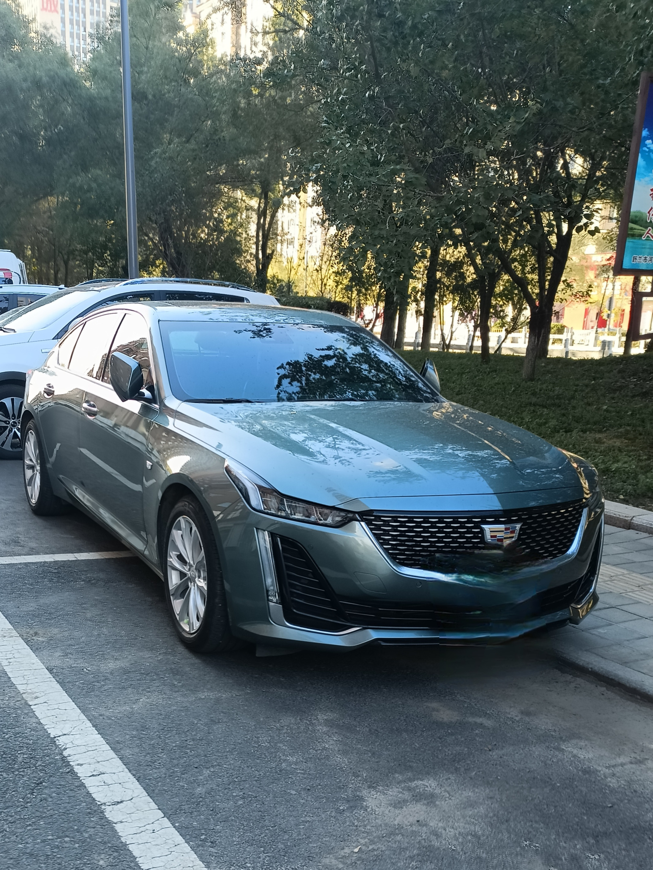 ✅凯迪拉克CT5✨核心信息-定位：后驱中型豪华轿车，对标宝马3系、奥迪A4L-动力：全系2.0T涡轮