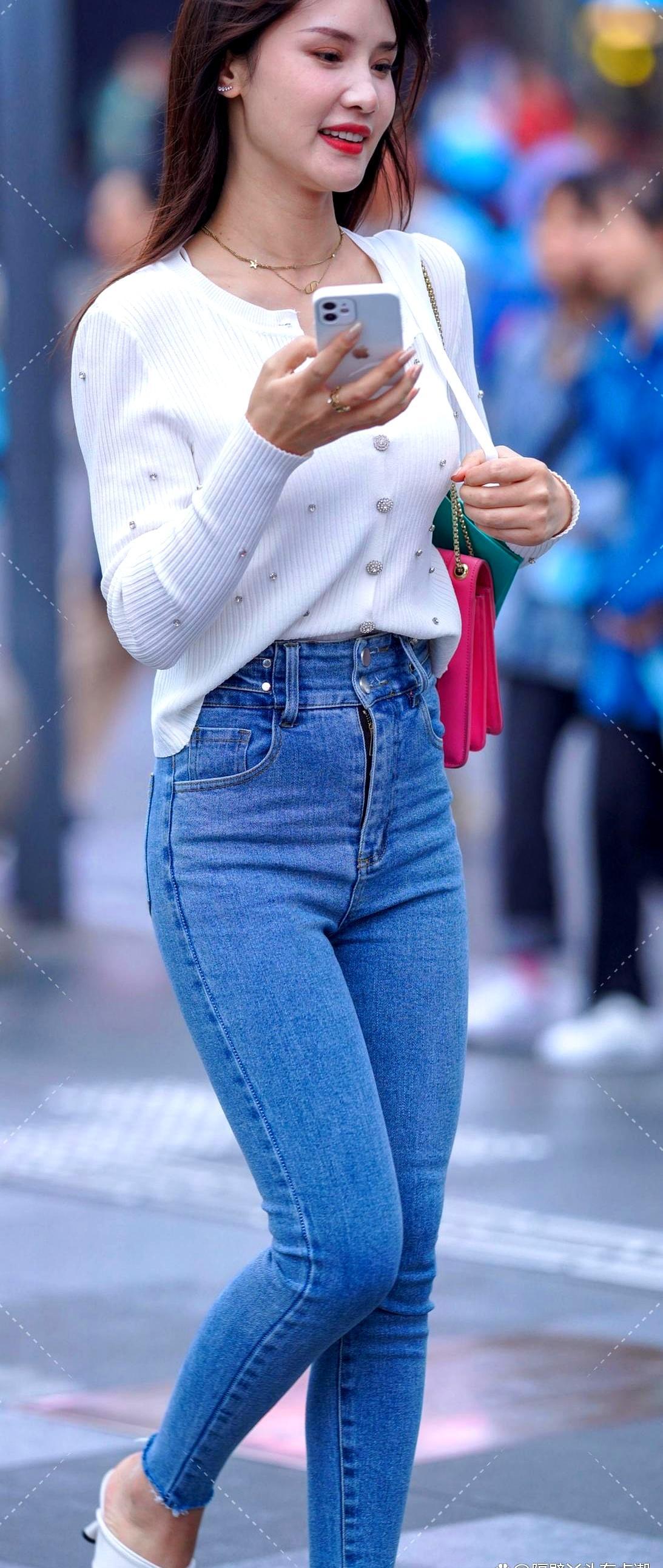 针织衫搭小脚牛仔裤，这穿搭新风尚，绝了！甜美酷飒并存，青春活力拉满。职场