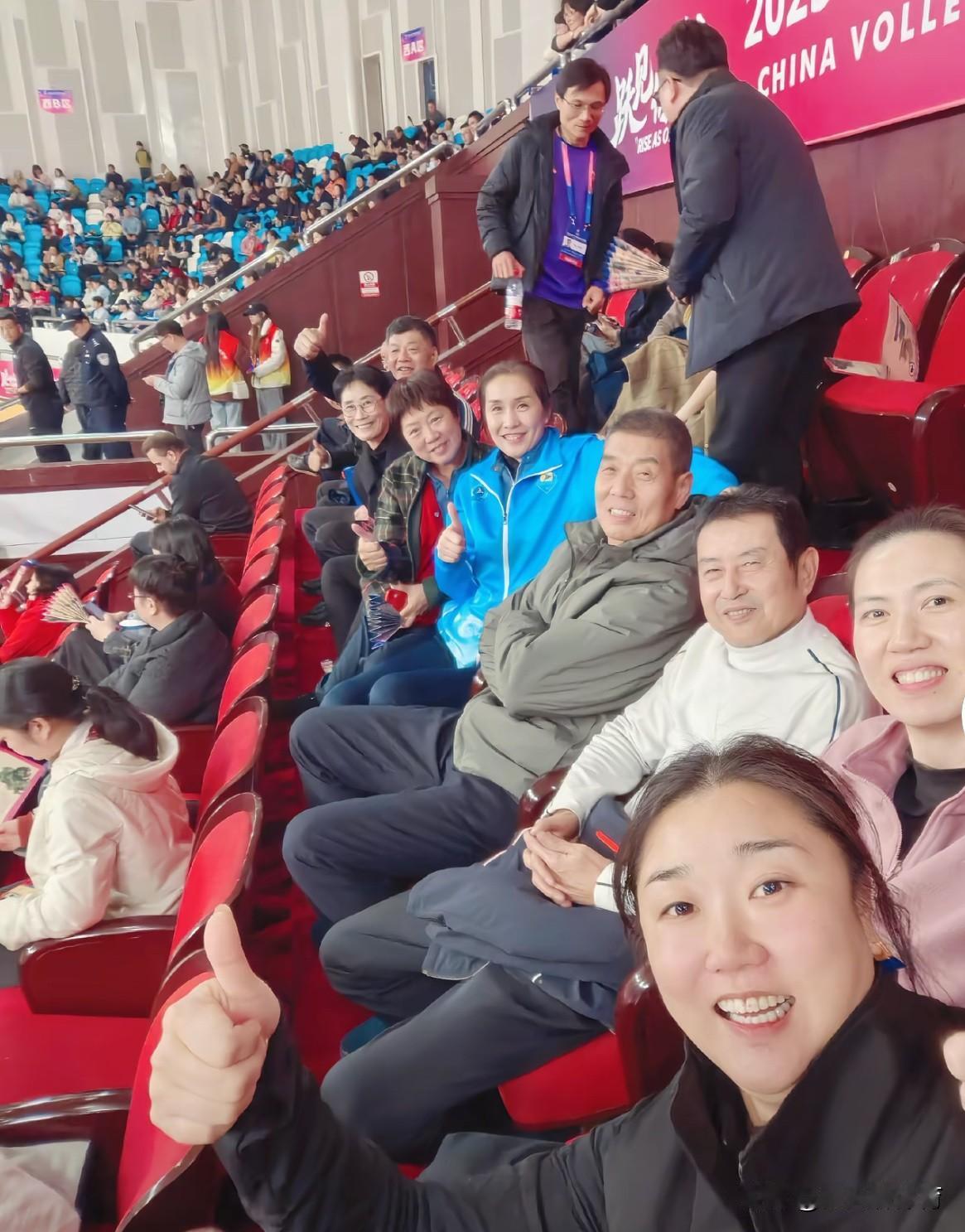 中国女排黄金一代再聚！上周六，中国男排超级联赛浙江绍兴赛区，主教练陈忠和带着他的