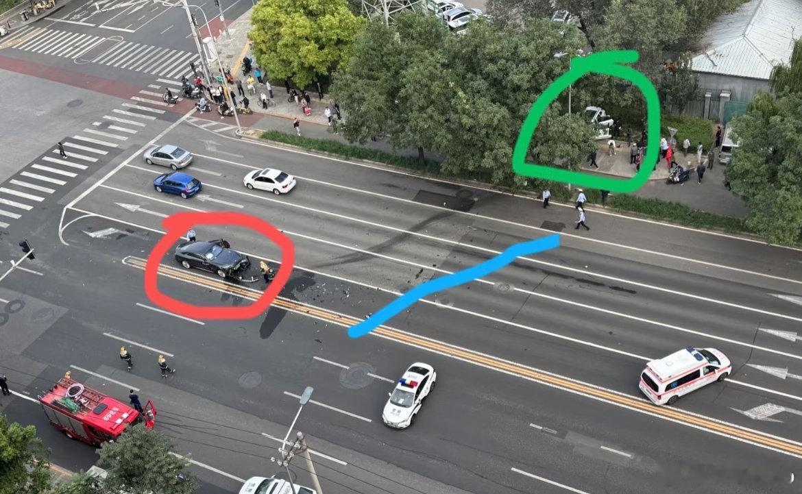 我觉得这个时候陈震同学挨打就必须立正。但是我们想想，如果他发微博懊悔今天