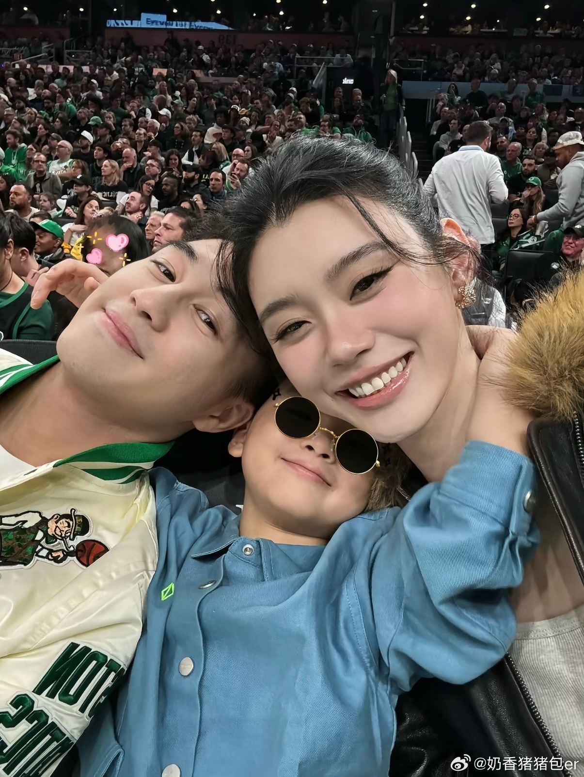 奚梦瑶何猷君儿子女儿正脸照明星的生活可以看，但孩子真的需要隐私，这样曝光真的不太